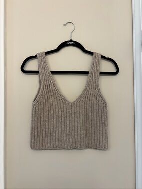 V-Neck Ribbed Knit Crop Top — Taupe